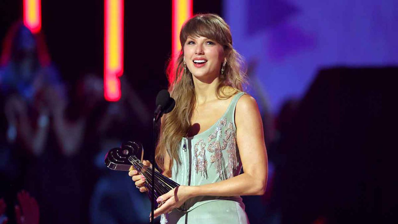 Taylor Swift agli iHeartRadio Awards 2026: sette premi, Travis Kelce e la macchina perfetta del pop globale