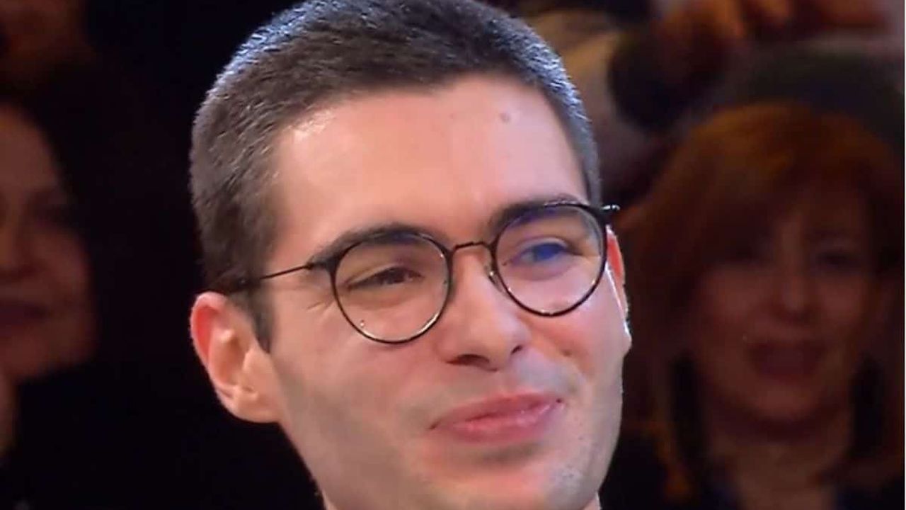 “Non sono mai stato fidanzato”: Marco lancia l’appello ad Affari tuoi. Poi l’incredibile vincita stasera 9 febbraio 2026