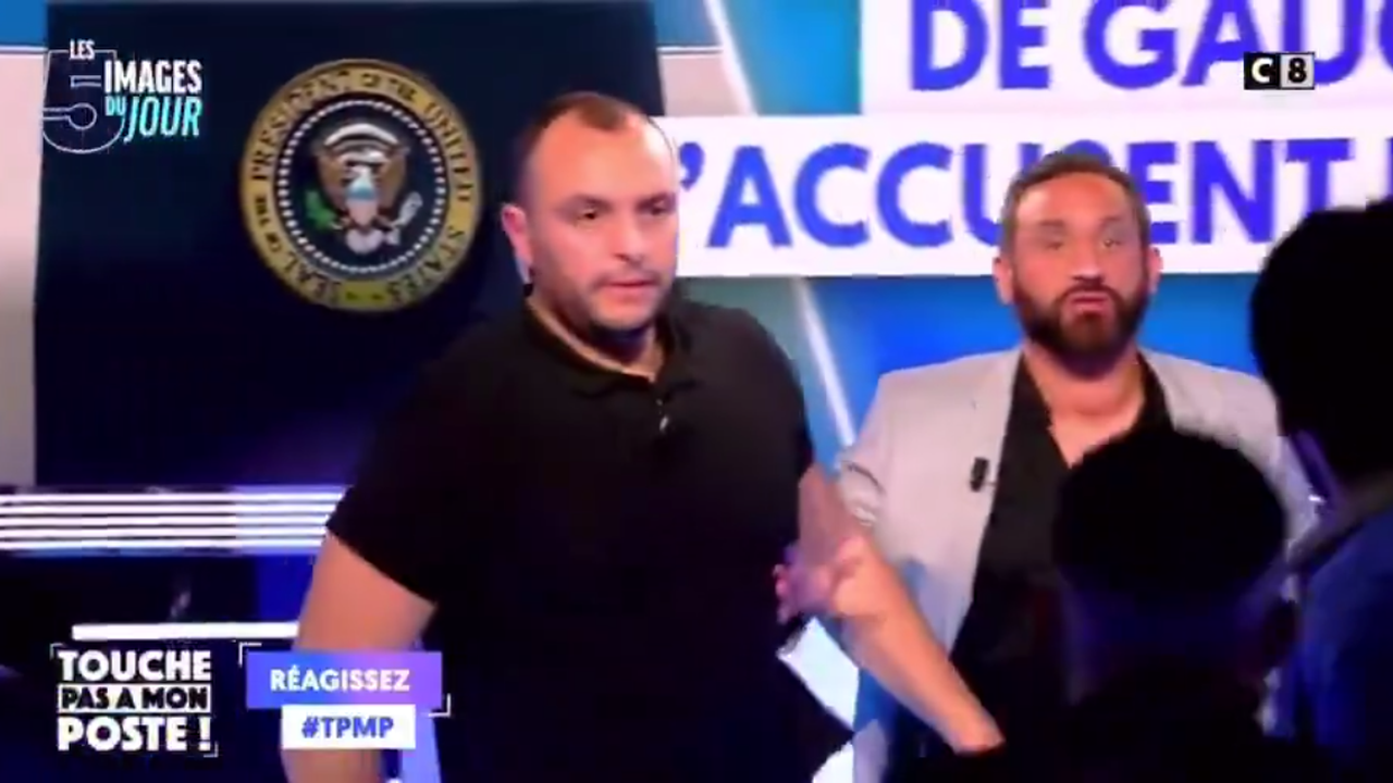 Clamorosa aggressione sfiorata in diretta al conduttore Cyril Hanouna nella tv francese C8 (VIDEO)
