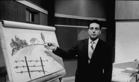 Alberto Manzi e la didattica in tv: dal provino improvvisato ai fogli di carta da pacchi attaccati al muro, come nasce “Non è mai troppo tardi”