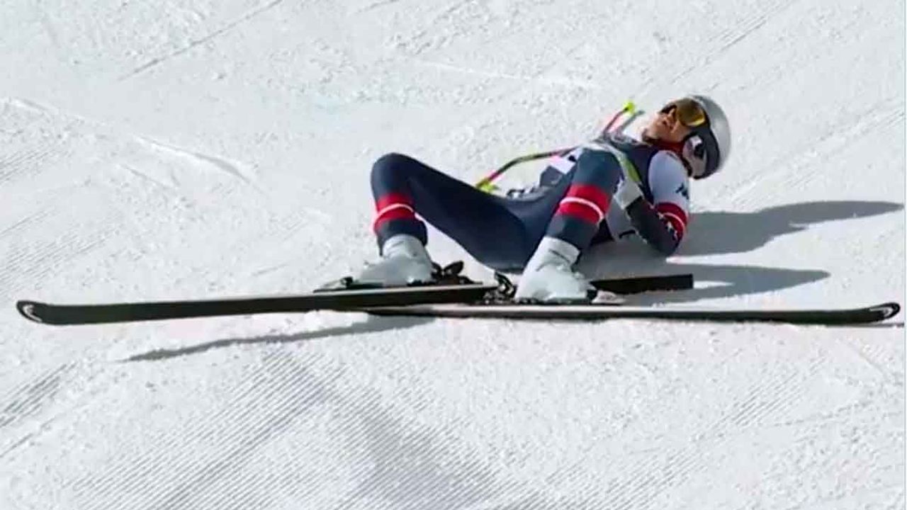 Lindsey Vonn, brutta caduta a Cortina nella discesa olimpica: portata via in elicottero | IL VIDEO DELLA CADUTA