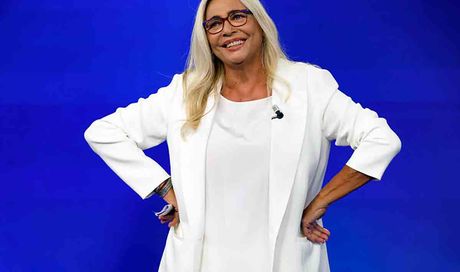 Mara Venier, 75 anni tra famiglia e televisione: le sfide e i traguardi della “zia” più famosa d’Italia
