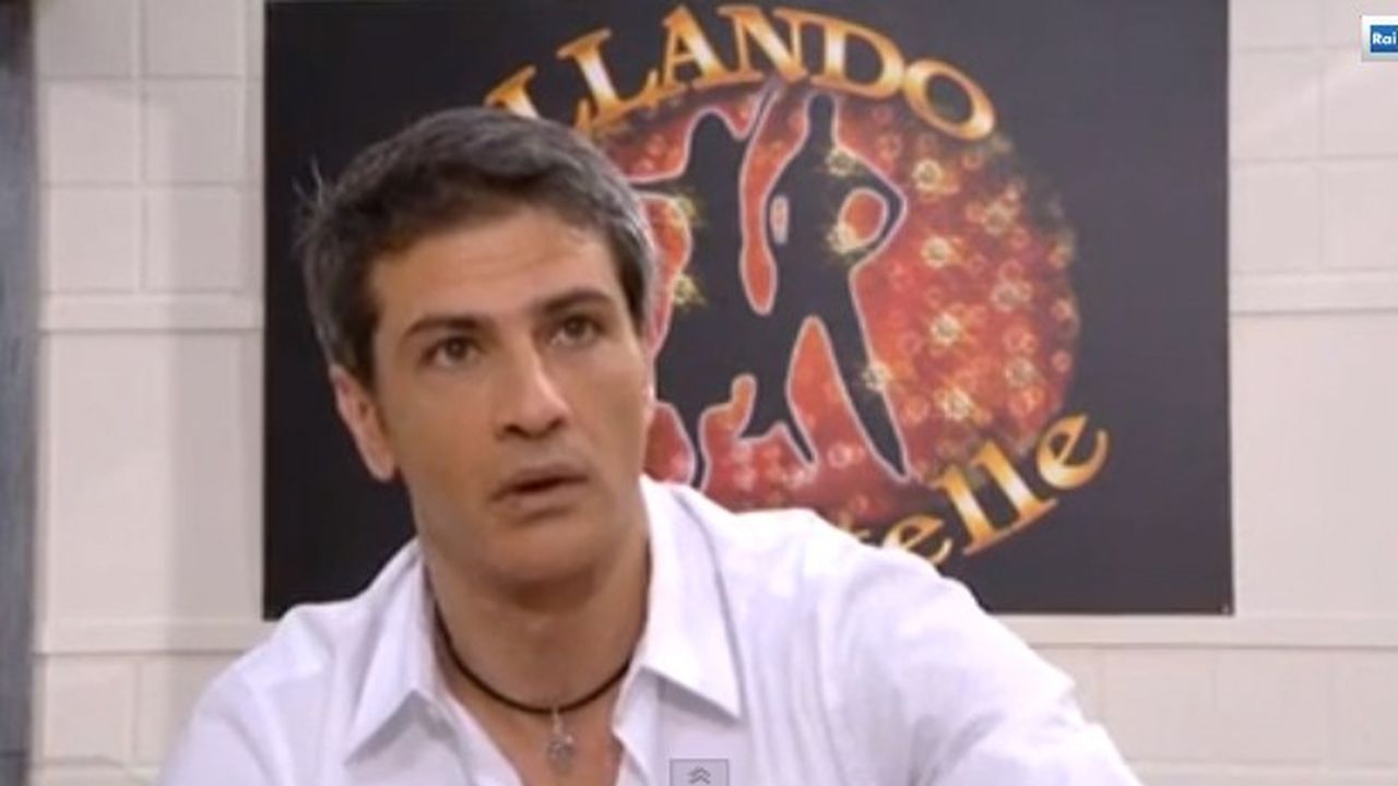 Ballando con le stelle, Lorenzo Crespi su Twitter attacca Milly Carlucci: “Non sei riuscita neanche a vincere con una barella in studio e ‘na finta zoppa”