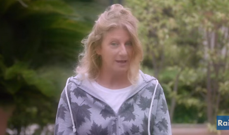 La tv delle ragazze, polemica per lo sketch di Angela Finocchiaro sugli uomini “pezzi di merd@” (VIDEO)
