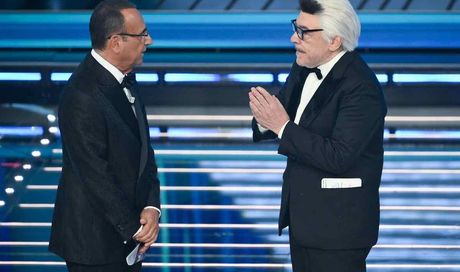 Nino Frassica, Valeria Marini e il monologo della discordia: le scuse del comico con frecciata social accendono il dibattito | VIDEO