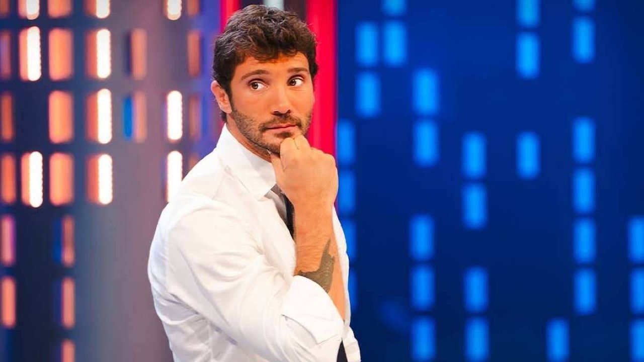 Stefano De Martino, nessuna ospitata a Mediaset questa stagione? C’è un motivo per cui non può andare