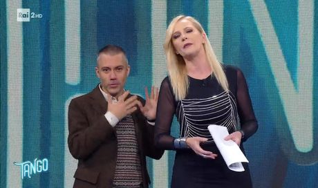 Tango parte in ritardo di un’ora, Luisella Costamagna: “Mi scuso”