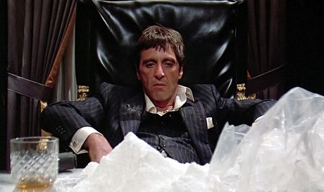 Scarface: un video rivela come gli attori fingono di assumere droga sul set
