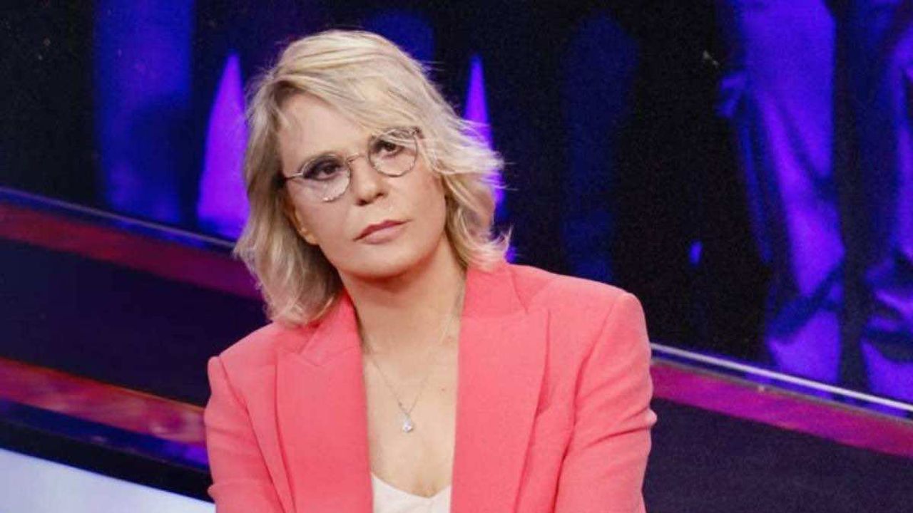 Maria De Filippi beccata nel villaggio dei tentatori: le foto