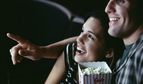 Un’arena colma di gente in cerca di classici