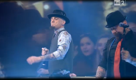 J-Ax canta Il bello d’esser brutti a Quelli che il calcio