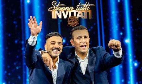 Stanno tutti invitati, Pio e Amedeo festeggiano 25 anni ma lo show evento funziona ancora come formula televisiva?