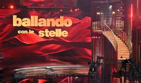 Ballando con le Stelle, la prima concorrente ufficiale è un volto amatissimo della Rai: silenzio rotto