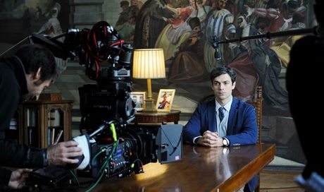 Un boss in salotto: 18 nuove foto della commedia di Luca Miniero