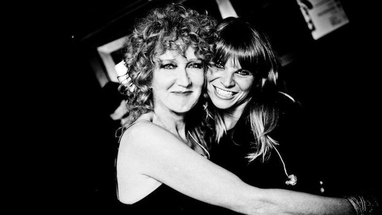 Alessandra Amoroso duetta con Fiorella Mannoia in La sera dei miracoli (testo e audio)