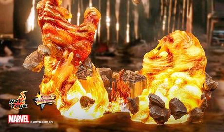 Spider-Man: Far From Home – action figure Hot Toys versione “Stealth Suit” con base diorama “Molten Man”