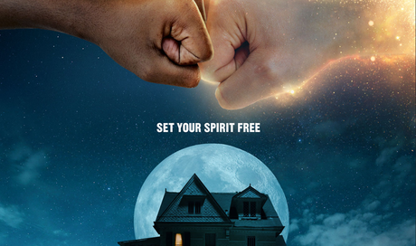 Un fantasma in casa: trailer e colonna sonora della commedia horror di Netflix con David Harbour