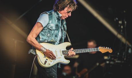 Jeff Beck è morto a 78 anni: l’addio al chitarrista degli amici e colleghi, da Brian May a Johnny Depp
