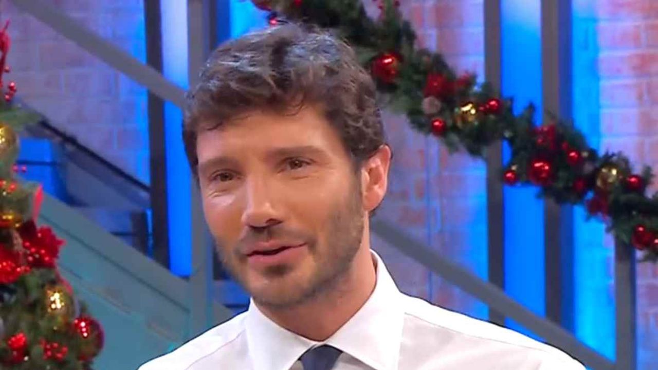 Affari Tuoi a “luci rosse”, Stefano De Martino si lascia andare: la domanda mette in imbarazzo tutti