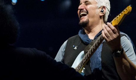 Pino Daniele: il tributo in Piazza del Plebiscito, a 10 anni dalla morte tutto sul cantautore