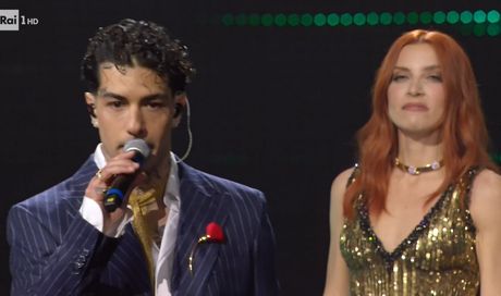 Sanremo 2025, Tony Effe, la collana c’è: la battuta a Carlo Conti (“Ti sei salvato…”)