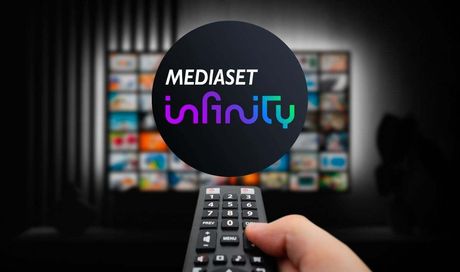Mediaset Infinity sorprende il pubblico: torna la serie cult degli anni ’90 che ha fatto la storia della TV