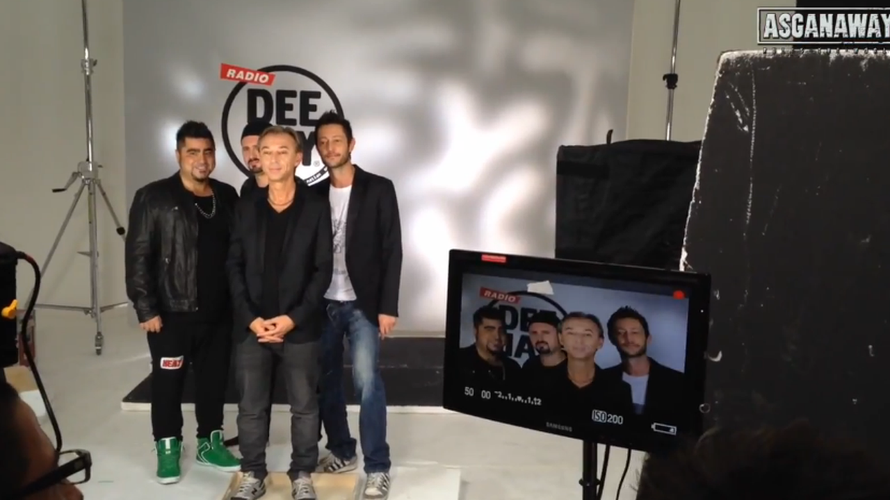 Asganaway, la sigla natalizia del programma di Radio Deejay