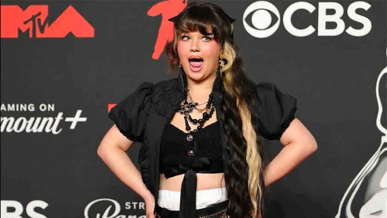 Lola Young sviene sul palco a New York e annuncia una pausa: “Ora sto bene, ma devo fermarmi”