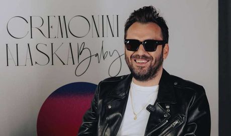 Cesare Cremonini fa piangere la sua ex: lacrime e fuga da San Siro, il video fa il giro del web