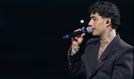 Tony Effe e la collana a Sanremo 2025, la saga continua col rosario al polso