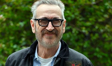 Marco Giallini si rompe una gamba ad Aosta: a rischio le riprese della settima stagione di Rocco Schiavone