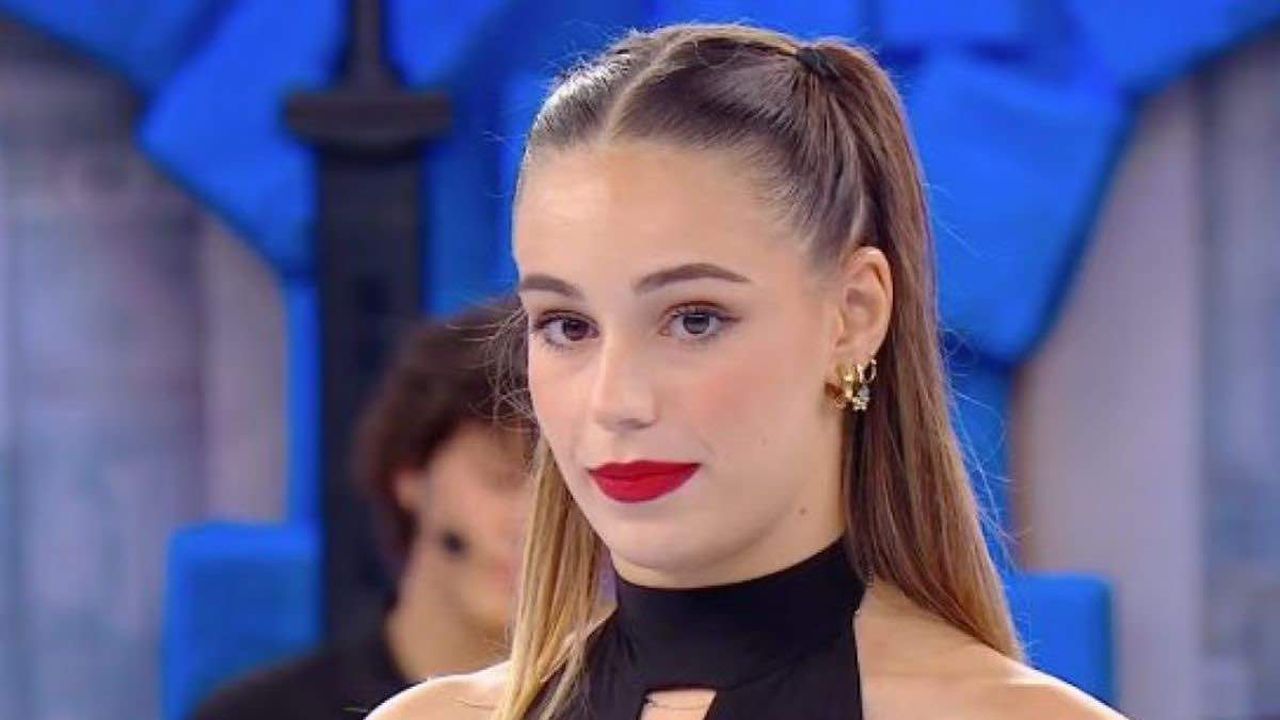 “I miei hanno chiesto prestiti per i miei vestiti, ci sono stati momenti bui”: Alessia, commossa, racconta la sua vita privata durante la finale di Amici
