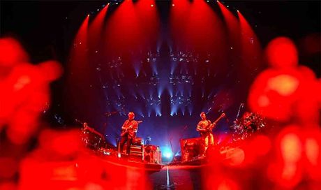 Tragedia al concerto dei Phish: rissa e coltellate, un morto e due feriti gravi | La band: “Siamo profondamente addolorati”