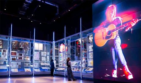 Il David Bowie Centre apre al VA East: l’archivio segreto diventa patrimonio pubblico