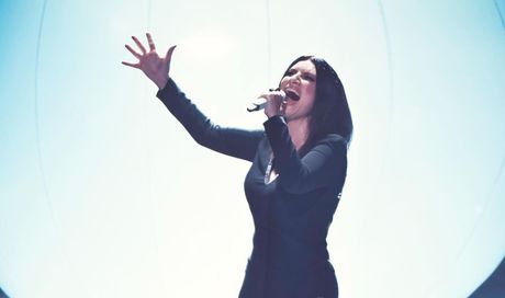 Laura Pausini svela il cambiamento: “Così ho perso peso (e non c’entrano solo i carboidrati)”. La dieta della cantante
