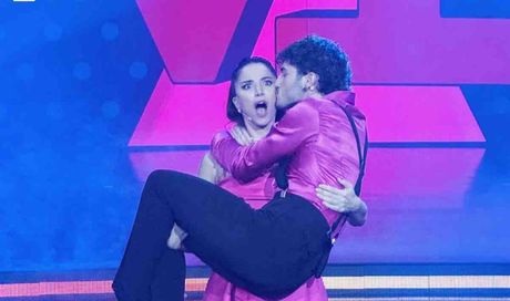 Andrea Delogu, le luci della ribalta come stimolo ulteriore: il ritorno in tv della conduttrice tra coreografie acrobatiche e racconti di vita