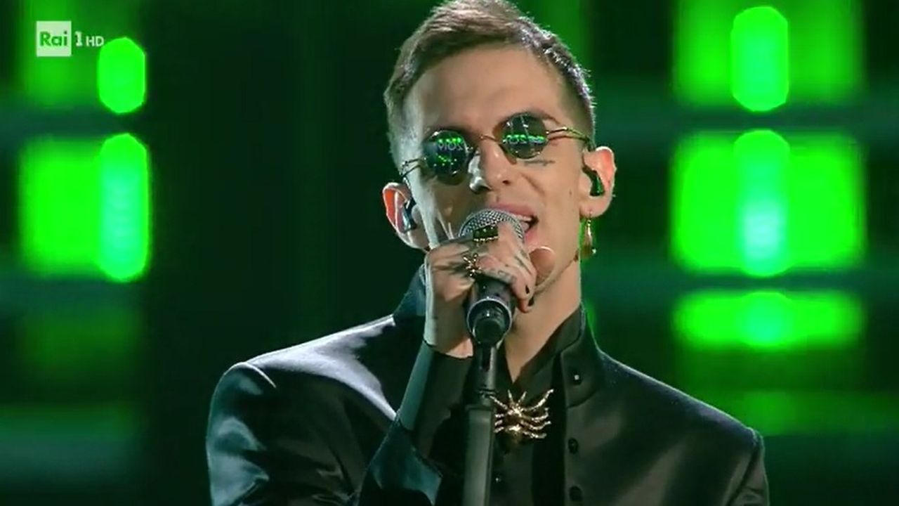 Sanremo 2019, Striscia la notizia contro Achille Lauro: “Rolls Royce è inno a ecstasy”