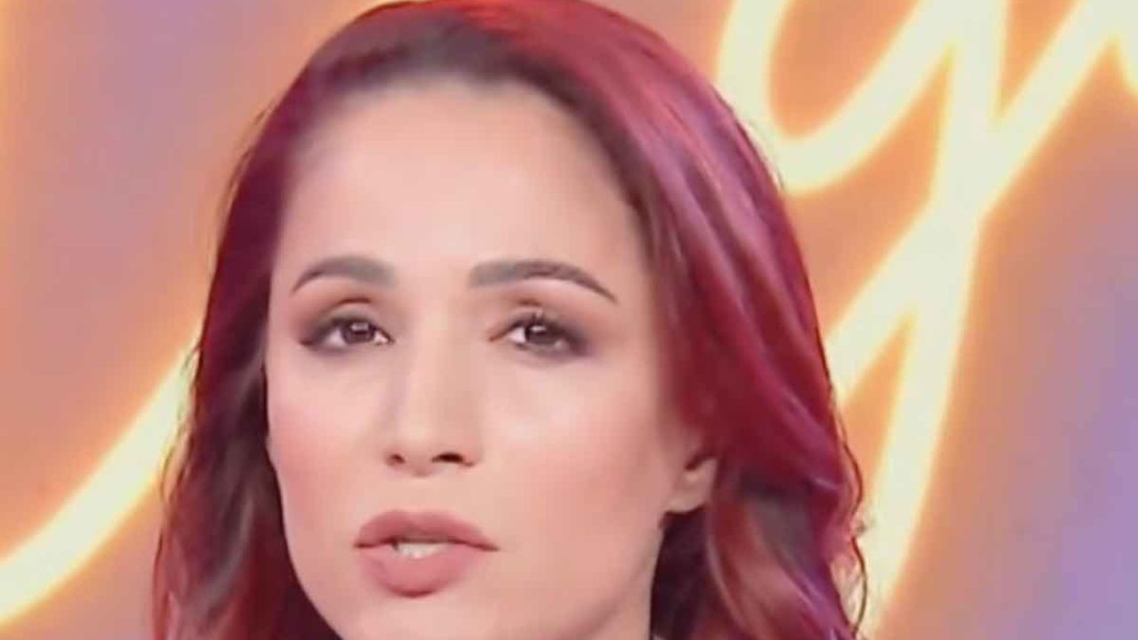 Andrea Delogu torna in televisione dopo la morte del fratello: le prime parole della conduttrice | VIDEO