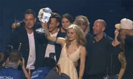 Eurovision Song Contest 2013, vince la Danimarca con Emmelie De Forest. Marco Mengoni è settimo.