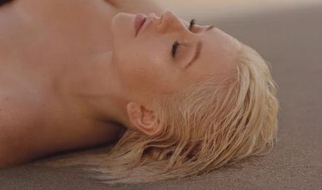 Christina Aguilera, Twice: testo, traduzione e audio