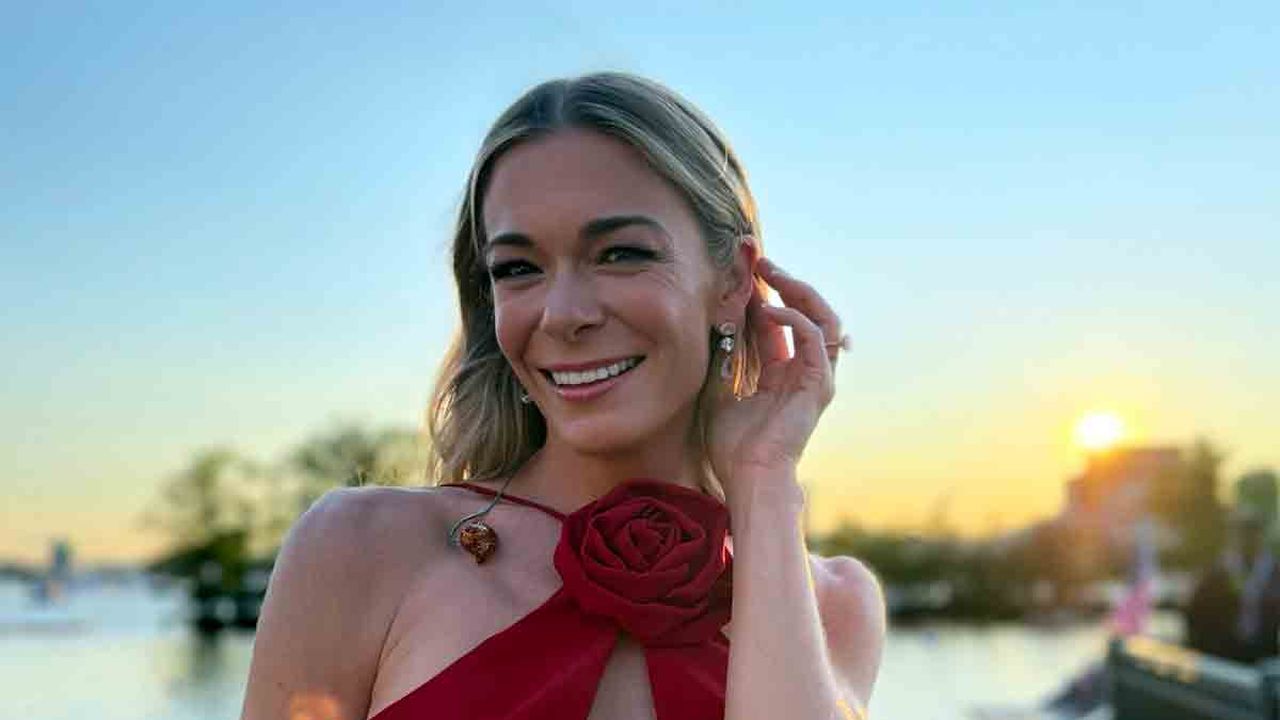 LeAnn Rimes, il ponte dentale cade sul palco: “Sono andata avanti con due dita”