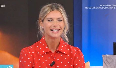 Ballando con le stelle, Martina Colombari concorrente: la showgirl balla tra le capre. Il video