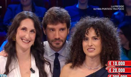 Affari tuoi 2 febbraio 2026, annuncio di De Martino: “Da stasera cambia tutto”. Quanto ha vinto Irene