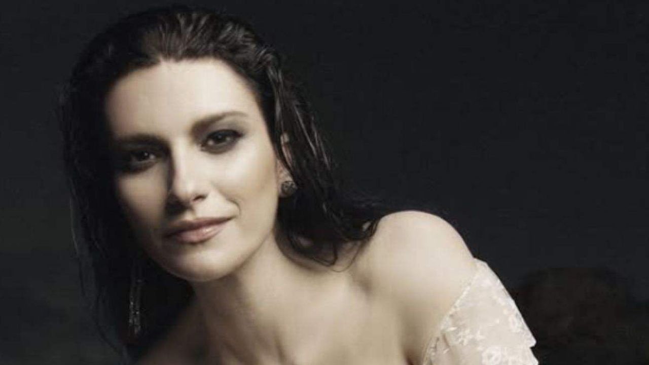 Laura Pausini, colpo di scena: ecco perché “La mia storia tra le dita” non c’è nel suo ultimo album
