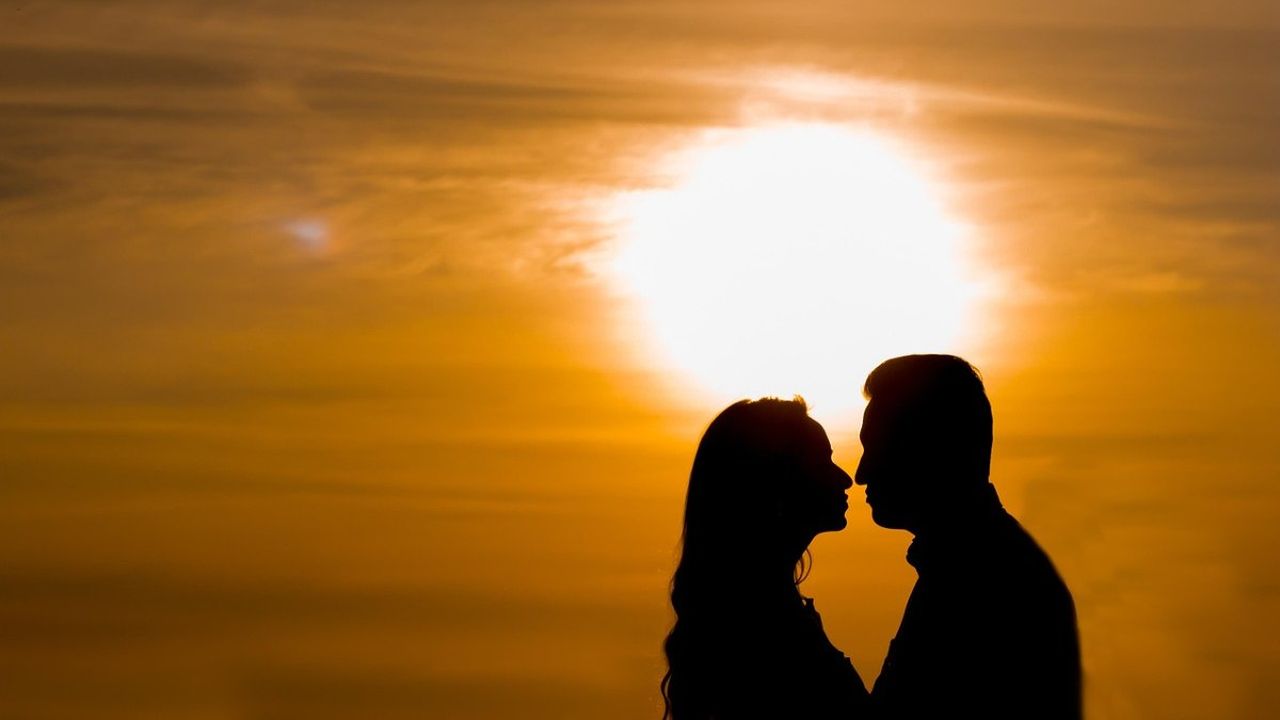Oroscopo, agosto porta amore e la passione: questi due segni vivranno una storia indimenticabile