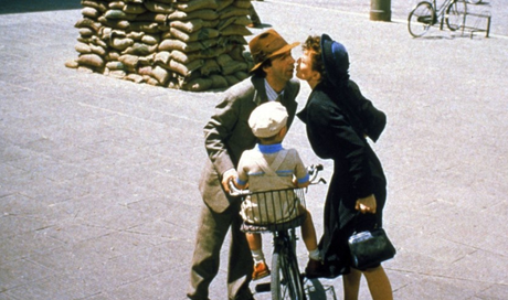 Stasera in tv – ‘La vita è bella’ su Canale 5, il film con Roberto Benigni vincitore di 3 premi Oscar: trama e curiosità