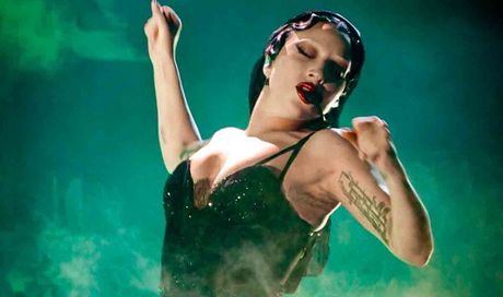 Lady Gaga a Milano con il Mayhem Ball: guida allo show tra moda, teatro e pop | La scaletta