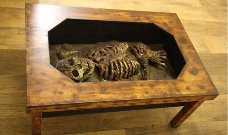 Halloween gadget: il tavolo horror con scheletro dissotterrato