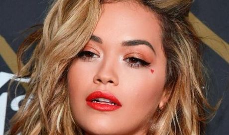 Rita Ora, nuovo album rimandato al 2018