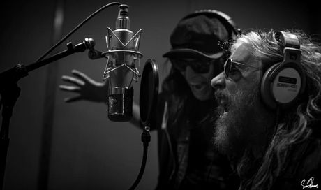 Mick Mars al lavoro con John Corabi sul disco solista